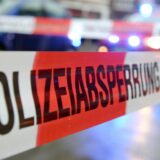 Ein Flatterband mit der Aufschrift „Polizeiabsperrung“.