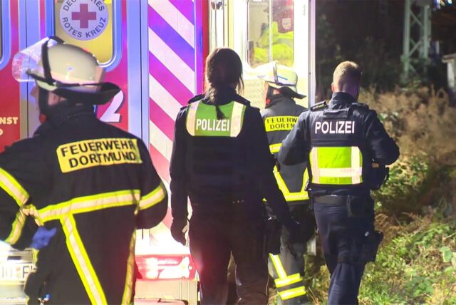 Einsatzkräfte von Polizei und Feuerwehr an einer Bahnstrecke in Dortmund.