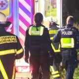 Einsatzkräfte von Polizei und Feuerwehr an einer Bahnstrecke in Dortmund.