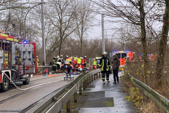 In Dortmund Marten kam es am Samstag in der Mittagszeit zu einem schweren Unfall. Drei Personen wurden lebensgefährlich verletzt.