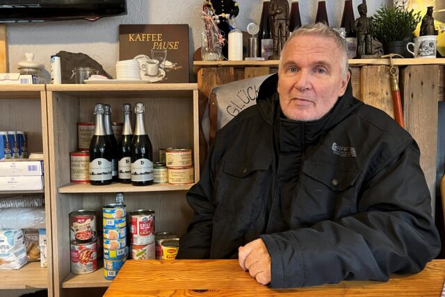 Dirk Trinter, zweiter Vorsitzender der KG Rot-Weiß Datteln, sitzt am Tisch im Ruhrpott-Büdchen.