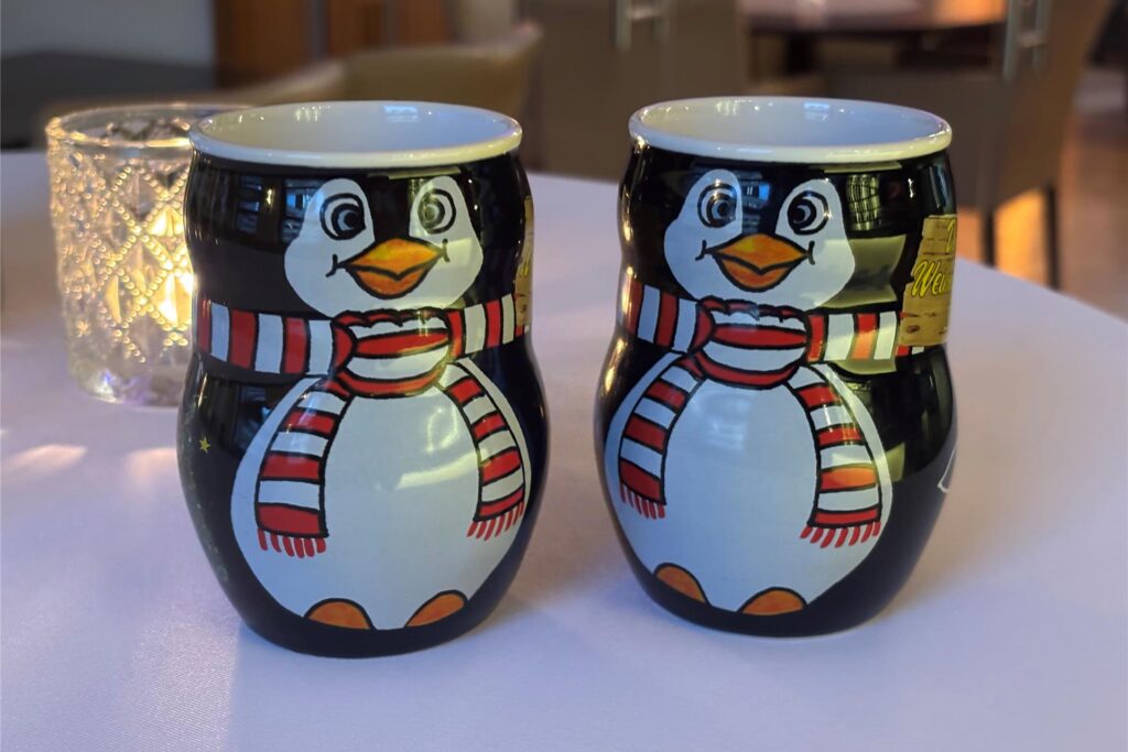 Eine Weihnachtstasse mit einem Pinguin als Motiv. Eine Weihnachtstasse mit einem Pinguin als Motiv.