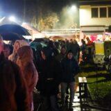 Eine lange Schlange hat sich vor dem Eingang in den Stollen des Trainingsbergwerks in Recklinghausen gebildet.