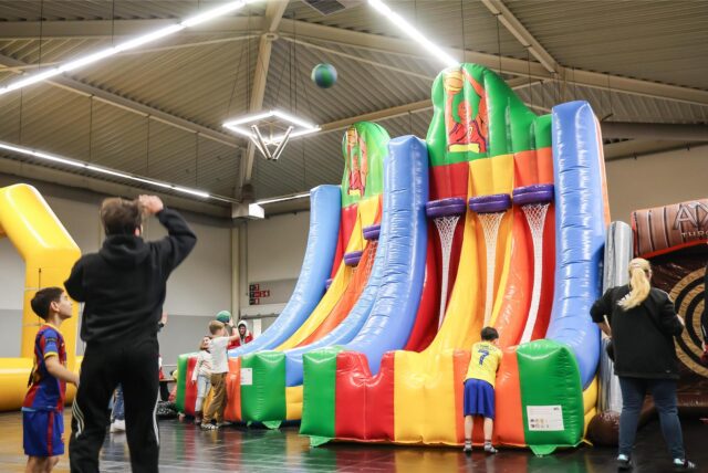 Ein Mann wirft einen Ball