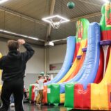 Ein Mann wirft einen Ball