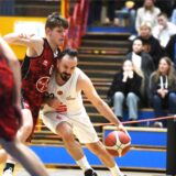 Basketall Regionalliga West 14. Dezember 2024, Hertener Löwen – Bayer Leverkusen II 75:62. Faton Jetullahi hat einen schweren Stand gegen Leverkusens Anton Meyer.