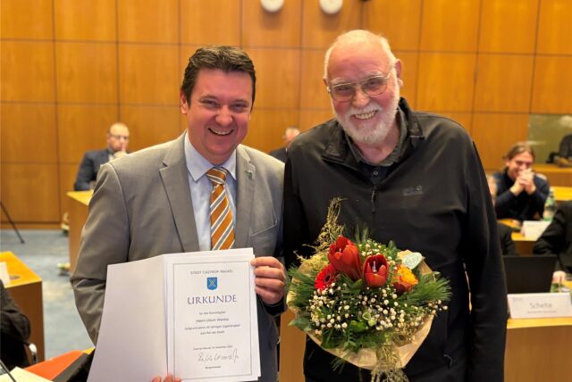 Ratssitzung am 12.12.2024 im Ratssaal der Stadt Castrop-Rauxel am Europaplatz: Bürgermeister Rajko Kravanja ehrt Ulrich Werkle für 40 Jahre Mitgliedschaft.