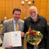 Ratssitzung am 12.12.2024 im Ratssaal der Stadt Castrop-Rauxel am Europaplatz: Bürgermeister Rajko Kravanja ehrt Ulrich Werkle für 40 Jahre Mitgliedschaft.
