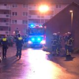 Einsatzkräfte der Feuerwehr stehen nach einem Brand am Einsatzort.
