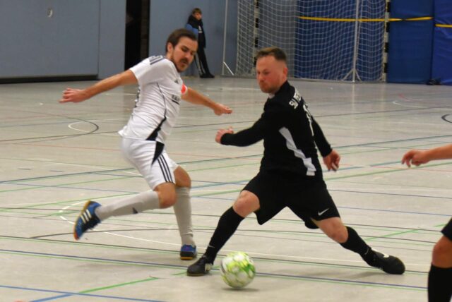 Voller Einsatz: Pascal Almenröder (r.) von SW Meckinghoven erobert hier den Ball.