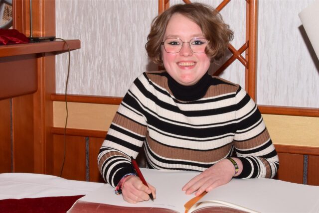 Preisträgerin Helena Salewski trägt sich ins Goldene Buch der Stadt Haltern am See ein.