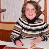 Preisträgerin Helena Salewski trägt sich ins Goldene Buch der Stadt Haltern am See ein.