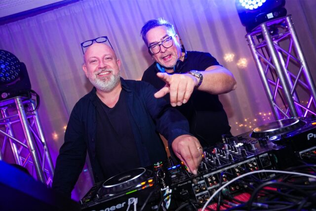 Das DJ-Duo Hinz und Kunz steht im Ruhrfestspielhaus in Recklinghausen hinter dem DJ-Pult.