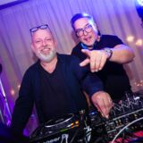 Das DJ-Duo Hinz und Kunz steht im Ruhrfestspielhaus in Recklinghausen hinter dem DJ-Pult.