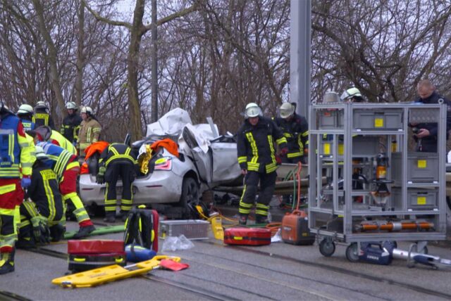 Der Unfallort an der Heyden-Rynsch-Straße. Das Auto mit zwei Insassen schleuderte in die Leitplanke.
