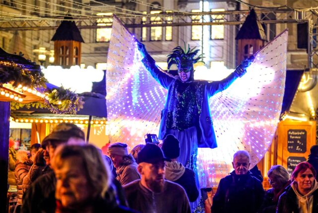 Ein Stelzenläufer auf dem Weihnachtsmarkt in Recklinghausen