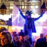 Ein Stelzenläufer auf dem Weihnachtsmarkt in Recklinghausen