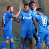 Die Spieler vom SV Wacker Obercastrop klatschen sich ab.