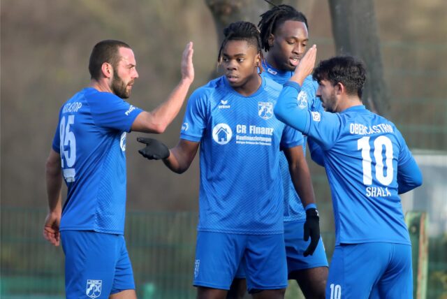 Die Spieler vom SV Wacker Obercastrop klatschen sich ab.
