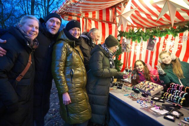 Viele Stände auf dem Waldweihnachtsmarkt an der Loemühle stimmten auf Weihnachten ein.