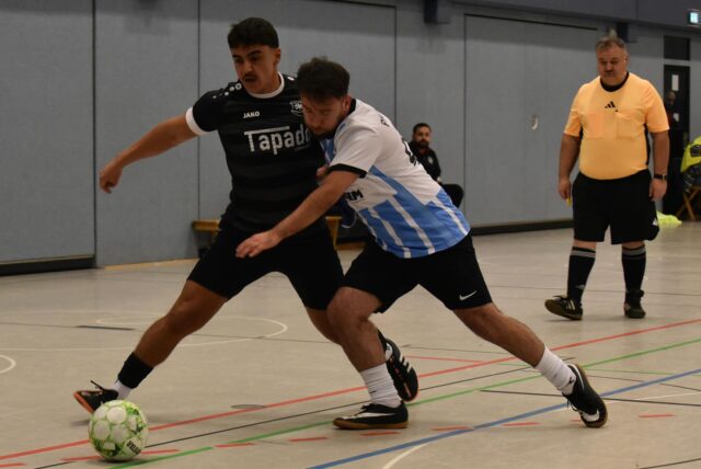 Umkämpfter Ball: Rassige Zweikämpfe gab es beim Kreisliga-Cup von Kültürspor Datteln reichlich.