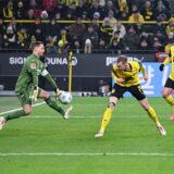 Maximilian Beier köpft den Ball aufs Tor.