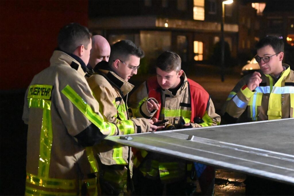 Feuerwehrleute unterstützen die Suche nach dem vermissten Jungen in Dorsten.