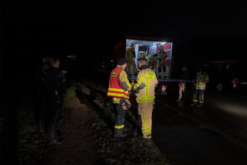 Eine Drohneneinheit der Feuerwehr ist ebenfalls vor Ort.
