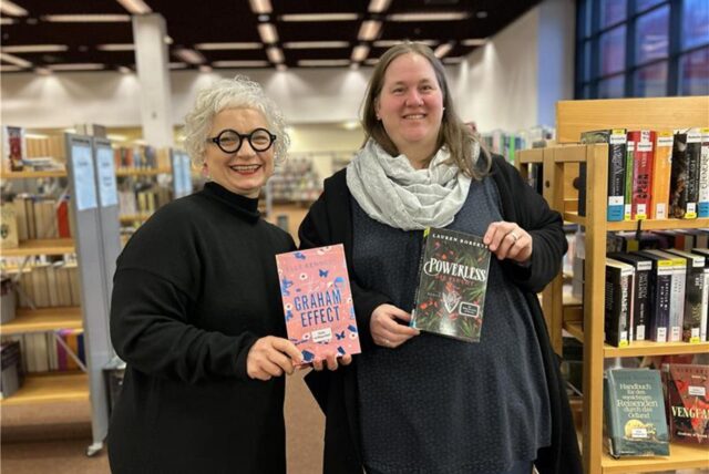 Claudia Schwidrik-Grebe und Astrid Richter halten Bücher in den Händen.