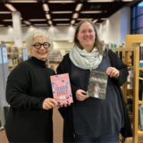 Claudia Schwidrik-Grebe und Astrid Richter halten Bücher in den Händen.
