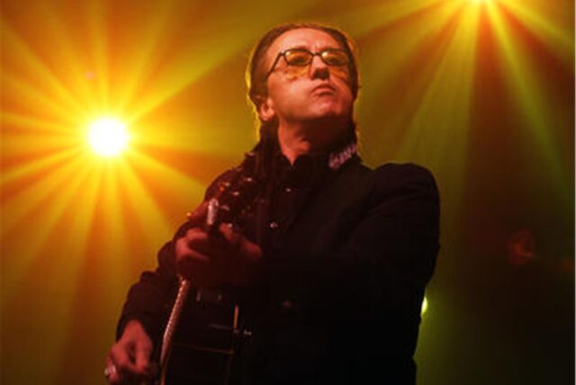 Der Westernhagen-Covermusiker Andreas-Marius Weitersagen bei einem Konzert auf der Bühne, mit einer Gitarre in den Händen.