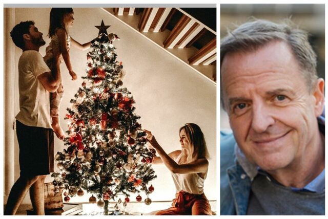 Eine Familie schmückt den Weihnachtsbaum