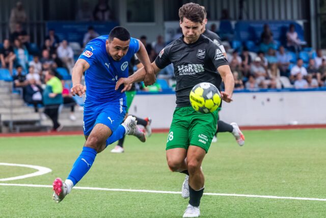 Spieler des FC Brünninghausen und der SG Finnentrop/Bamenohl im Zweikampf.
