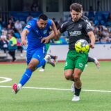 Spieler des FC Brünninghausen und der SG Finnentrop/Bamenohl im Zweikampf.
