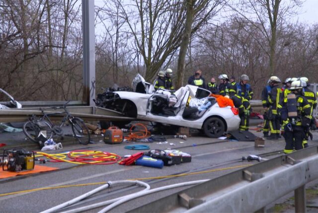 Feuerwehrleite beim Rettungseinsatz an verunfalltem BMW auf der Heyden-Rynsch-Straße.