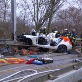 Feuerwehrleite beim Rettungseinsatz an verunfalltem BMW auf der Heyden-Rynsch-Straße.
