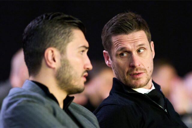 Nuri Sahin (l), Cheftrainer von Borussia Dortmund, und Sebastian Kehl, Sportdirektor von Borussia Dortmund, unterhalten sich.