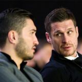 Nuri Sahin (l), Cheftrainer von Borussia Dortmund, und Sebastian Kehl, Sportdirektor von Borussia Dortmund, unterhalten sich.