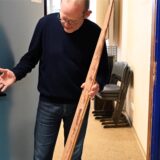 Schulleiter Herrmann Twittenhoff zeigt an einer massiven Tür, welche Schäden die Unbekannten in der Gesamtschule Wulfen angerichtet haben.