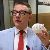 Der SPD-Fraktionschef Peter Wenzel hält ein Sparschwein in der Hand