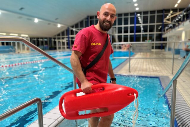 Als Rettungsschwimmer beim DLRG hilft Karam Qarqash nicht nur Menschen in Not, sondern bringt Nichtschwimmern auch das Schwimmen bei.