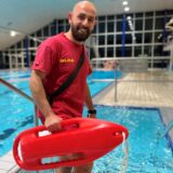 Als Rettungsschwimmer beim DLRG hilft Karam Qarqash nicht nur Menschen in Not, sondern bringt Nichtschwimmern auch das Schwimmen bei.
