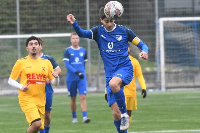 Maurizio Fenu köpft den Ball weg.