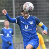 Maurizio Fenu köpft den Ball weg.