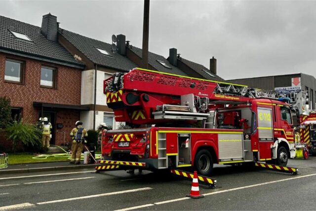 Drehleiter der Feuerwehr Recklinghausen steht vor einem Wohnhaus an der Blitzkuhlenstraße
