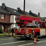 Drehleiter der Feuerwehr Recklinghausen steht vor einem Wohnhaus an der Blitzkuhlenstraße