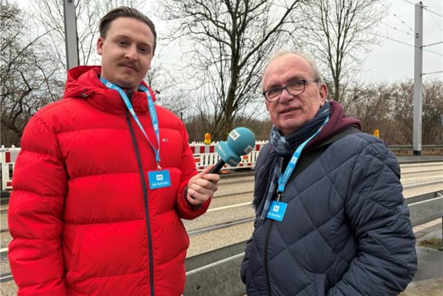 Unsere Redakteure Tim Hübbertz (l.) und Uwe von Schirp geben an der Unfallstelle in Dortmund-Marten einen Überblick, was über den Unfall bekannt ist und wie es den Verletzten geht.