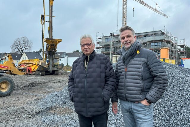 Gerd Huthwelker und Kai-Uwe Großhanten stehen auf der Baustelle am Schemm in Datteln.
