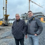 Gerd Huthwelker und Kai-Uwe Großhanten stehen auf der Baustelle am Schemm in Datteln.
