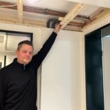 Alexander Kindermann zeigt seine Decke mit dem Wasserschaden.